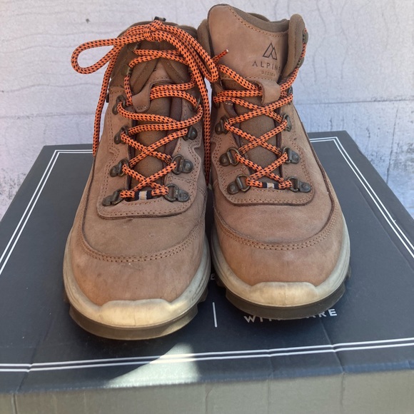 Women’s hiking boots- size 7.5 - Picture 6 of 6